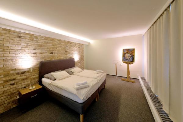 ViDa Prostorný 220 m2 3BR Apartmán s Krbem a Zahradou, Ideální pro Rodiny, Praga