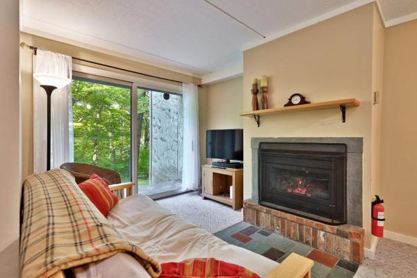 På billedet ses objektet Whiffletree Cozy Condo - 2-Bedroom Condo in Vermont with Garden View and Lift Ticket Deals beliggende i byen Killington.