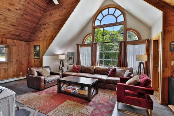 På billedet ses objektet West Park Chalet - Large Vermont Ski Home - Great for Groups! Hot tub, games, ski rental ticket deals! beliggende i byen Killington.