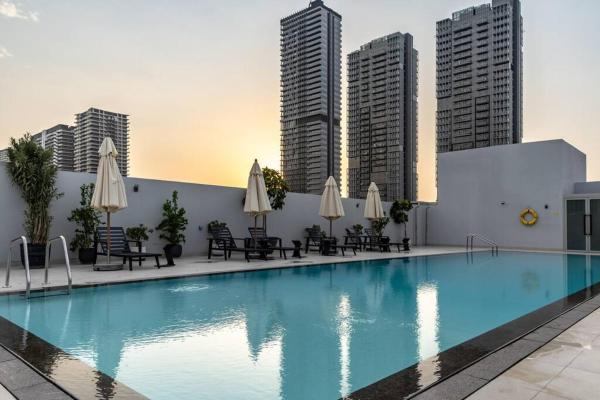Billede 1: Waves - Luxury Meets Comfort, Modern 1BR in JVCs Luma22