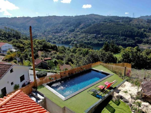 写真にはAlvaredo市にあるCasa Castor Gerêsが写っています。