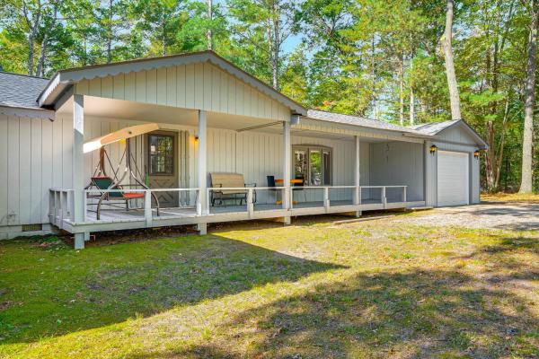 Na foto é possível ver o objeto 2 Blocks to Boat Ramp Higgins Lake House with Grill localizado na cidade de Roscommon.