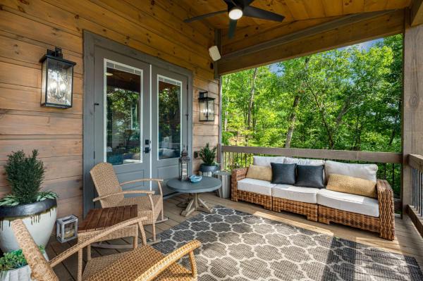 På bilden syns objektet Elevated Escape - Luxurious Mountain Views - Hot Tub, Game Room, Fire Pit, Full Mountain Views - Escape to Luxury North Georgia som ligger i staden Cherry Log.