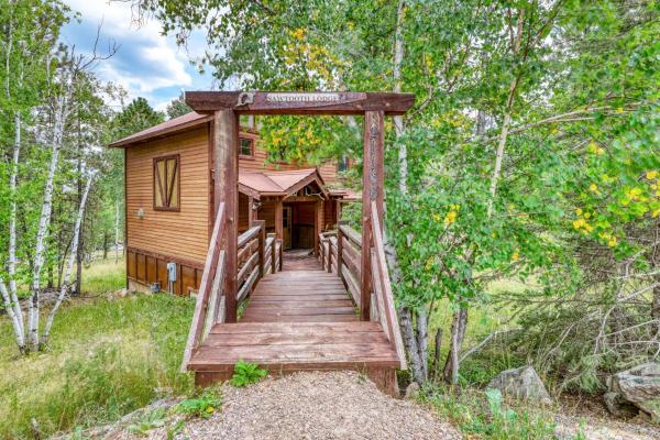 The photo shows the Sawtooth Lodge - Pool access! located in the city of Lead.