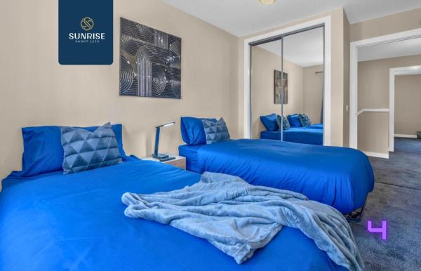 Na zdjęciu widoczny jest obiekt L1 - INVOICE and REDUCED PRICE only via SUNRISE SHORT LETS DUNDEE, Large 4 Bedroom House with 6 Beds and 3 bathrooms, TVs in each room, Free Parking, Fully Equipped, Local Amenities, Easy Ring Road Access, Special Rates położony w mieście Dundee.