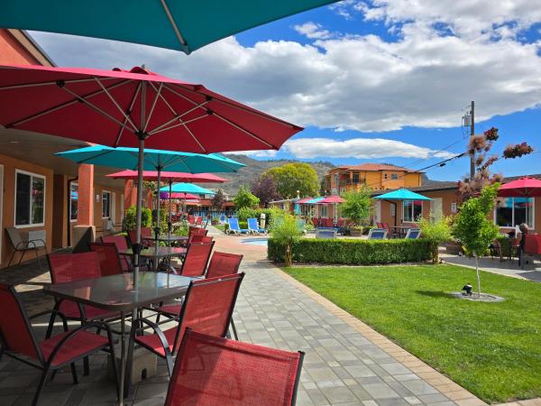Auf dem Foto ist das Objekt Sahara Courtyard Inn & Suites Osoyoos in der Stadt Osoyoos zu sehen.