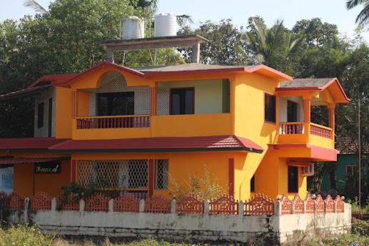 A la foto es mostra l'objecte Pramod Guesthouse situat a la ciutat de Guirim.