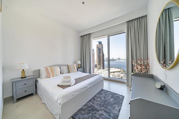 På billedet ses objektet Homes Beyond I 2 BR Apartment with Panoramic Creek View beliggende i byen Dubai.