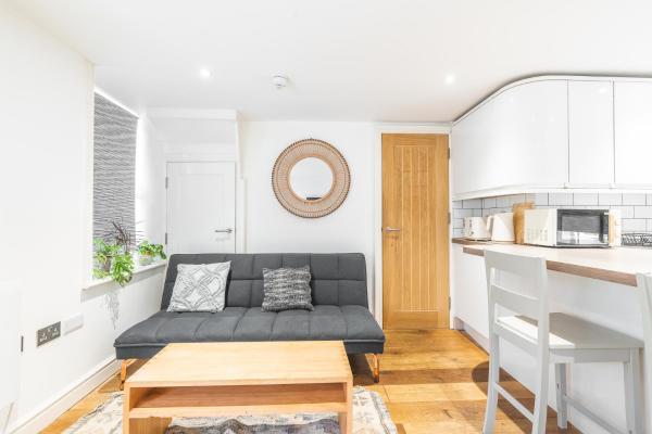 Foto 1: Charming & Chic, Cosy Beach Nest, Just 2-min walk!