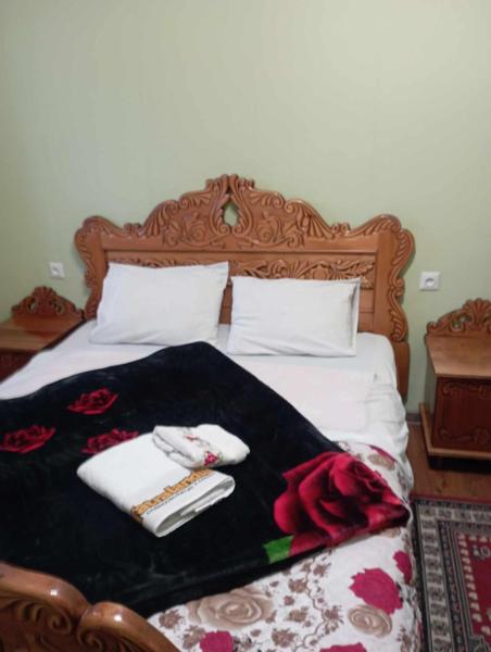 Na zdjęciu widoczny jest obiekt Art House Hostel Aleksandr położony w mieście Odilauri.