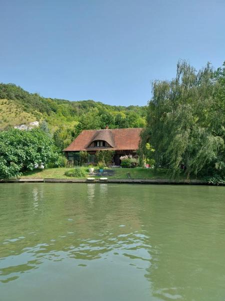 A la foto es mostra l'objecte Maison au bord de la Seine situat a la ciutat de Connelles.