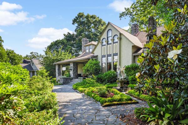 På billedet ses objektet Stonehurst Place Bed & Breakfast beliggende i byen Atlanta.