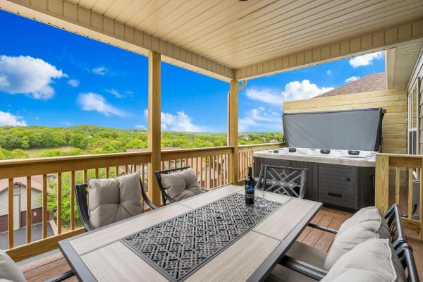 Appartamento su 2 Livelli - Arcade, Hot Tub, Deck Area, Free Tickets, Bright Upgraded Decor-Ledgestone Golf OnSite!