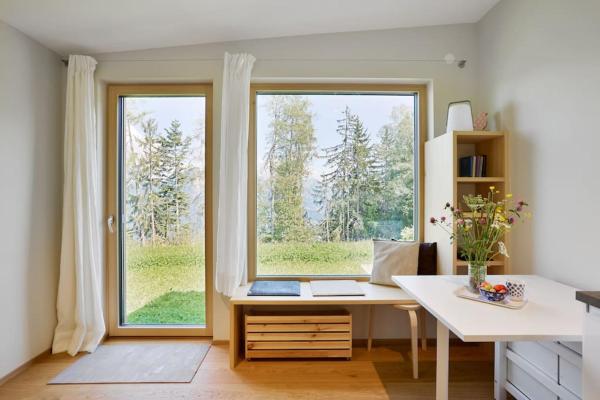 Fotografie 1: Studio mit Ausblick, ihr Rückzugsort in den Bergen