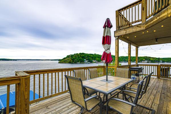 På billedet ses objektet Private Dock, Game Room Lake of the Ozarks Haven! beliggende i byen Rocky Mount.