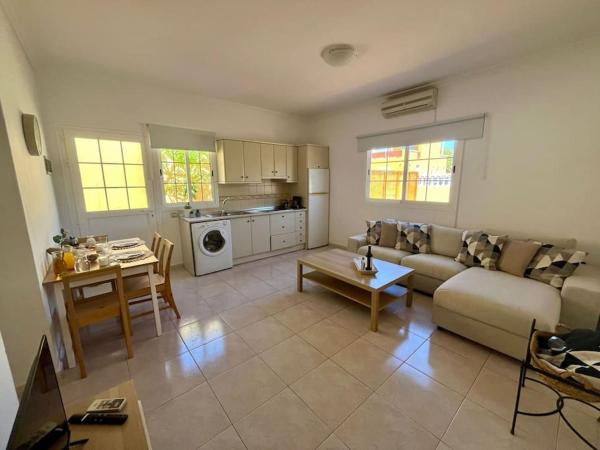 A la foto es mostra l'objecte Casa Oreo situat a la ciutat de Tarajalejo.