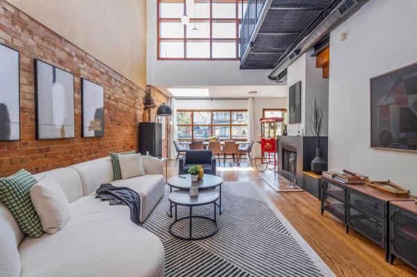 Na zdjęciu widoczny jest obiekt Warehouse Style Loft near Yorkville położony w mieście Toronto.