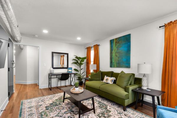 A la foto es mostra l'objecte Retro Glam: Colorful Mid-Century Haven Apt 2 situat a la ciutat de Omaha.