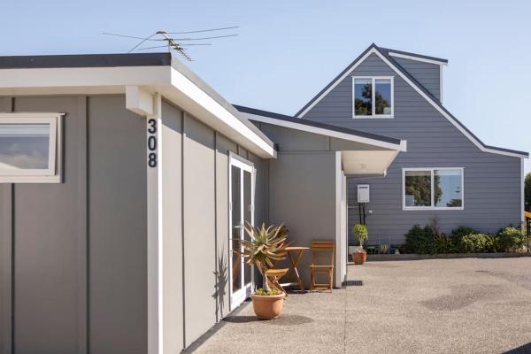 Na zdjęciu widoczny jest obiekt Papamoa Beach Cottage położony w mieście Tauranga.