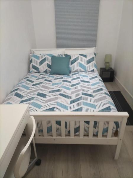 Comfortable Double Bed Located Near City Centre, Suitable For Contractors Health Care Professionals Or Long Business Stays In Coventry Or Delightful Holidays In Coventry Or Within The West Midlands Area Free Wifi Tea And Coffee Provided - Nuneaton