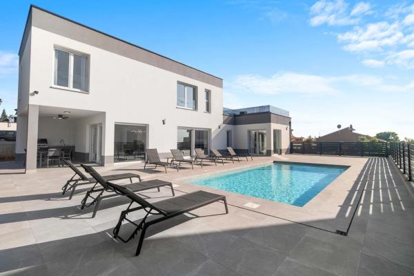 A la foto es mostra l'objecte Villa Sunset situat a la ciutat de Galižana.