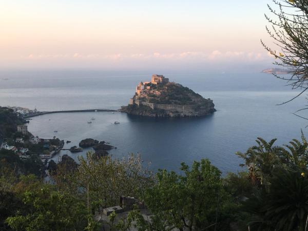 En la foto se muestra el objeto Panoramic villa in the nature of Ischia ubicado en la ciudad de Isquia.