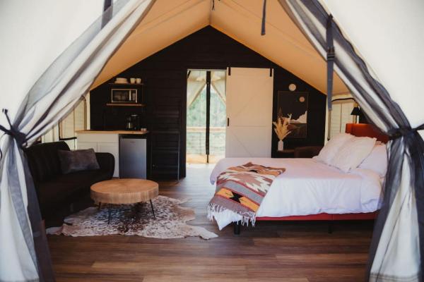 A la foto es mostra l'objecte The Richbourg, Lux Safari Tent situat a la ciutat de Cadiz.