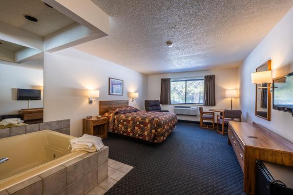 The photo shows the Boulder Junction Motor Lodge located in the city of Boulder Junction.