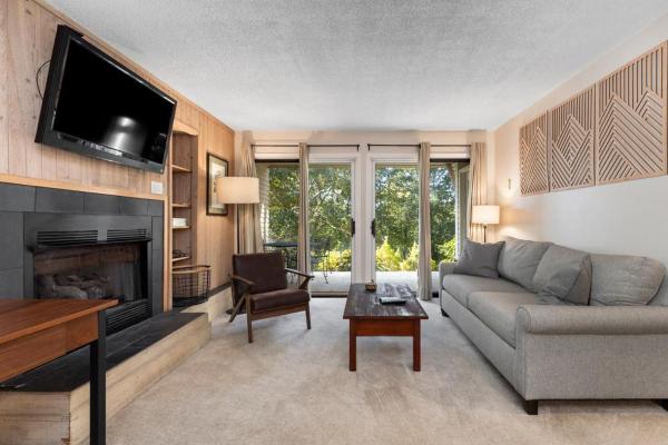 A la foto es mostra l'objecte Stoneridge 43 with Wintergreen Advantage situat a la ciutat de Wintergreen.