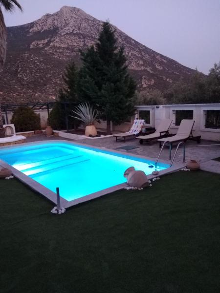 A la foto es mostra l'objecte Mairy's Ηouse situat a la ciutat de Alikí.