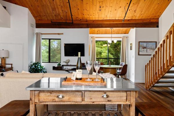 A la foto es mostra l'objecte Mountain Inn Lodge 64 with Wintergreen Advantage situat a la ciutat de Wintergreen.