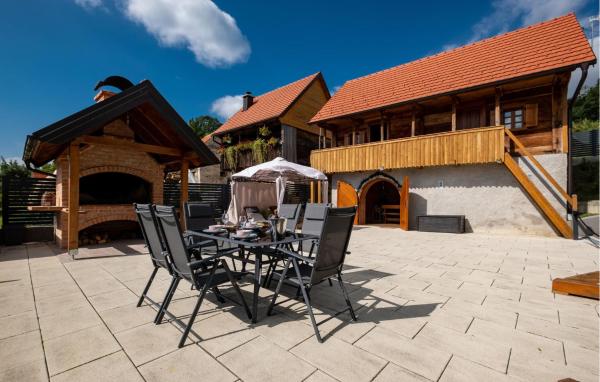 På billedet ses objektet Awesome Home In Jastrebarsko beliggende i byen Jastrebarsko.