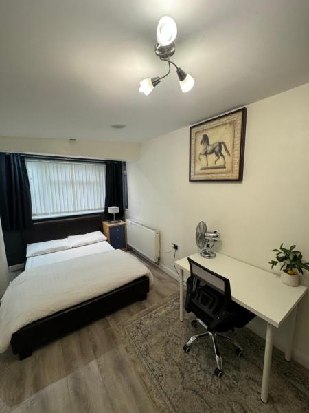 A la foto es mostra l'objecte Rooms in Surrey situat a la ciutat de Laleham.