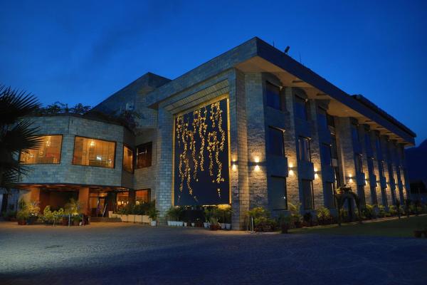 På billedet ses objektet Hotel Natraj Rishikesh beliggende i byen Rishikesh.
