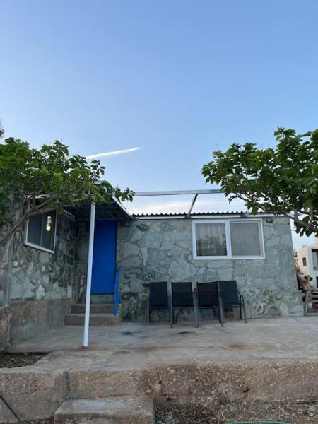 A la foto es mostra l'objecte Σπίτι σε λόφο με θέα τη θάλασσα situat a la ciutat de Karistos.