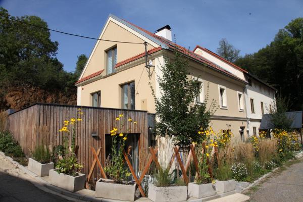 På billedet ses objektet Apartmán Ve Mlýně beliggende i byen Černošice.
