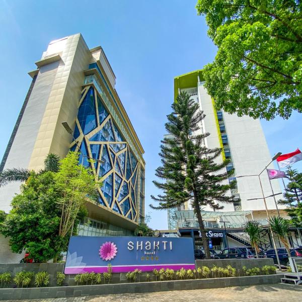 A la foto es mostra l'objecte Shakti Hotel Bandung situat a la ciutat de Ujungberung.