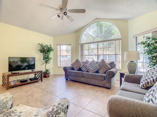 Quaint Getaway! 3 Bedroom Condo Near Disney Parks!, Kissimmee