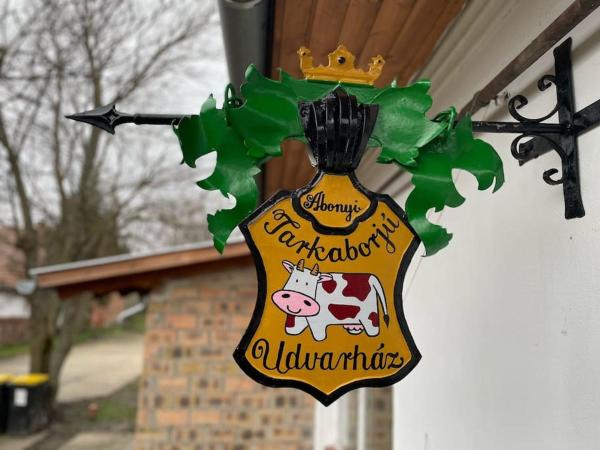 En la foto se muestra el objeto Abonyi Tarkaborjú Udvarház ubicado en la ciudad de Abony.