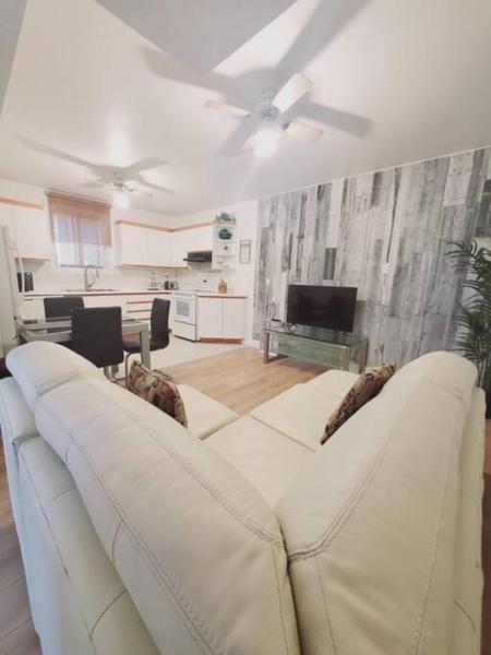 A la foto es mostra l'objecte Le cosy for familys, home work situat a la ciutat de Longueuil.