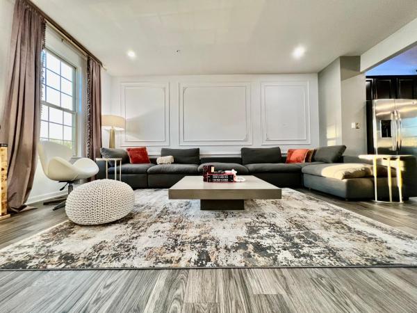 The photo shows the Lux Townhome Free Parking 12 min to BWI located in the city of Brooklyn Park.