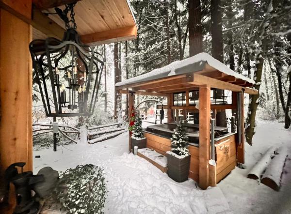A la foto es mostra l'objecte Sojourn Rustic Spa Retreat situat a la ciutat de Point Roberts.