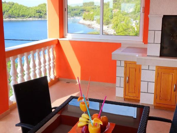 Στη φωτογραφία φαίνεται το αντικείμενο Holiday Home Adriatic View-Two Bedroom Apartment with Terrace and Sea View που βρίσκεται στην πόλη Blato.