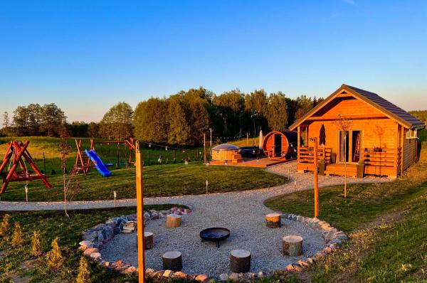 På billedet ses objektet Dębowy Domek Mazury beliggende i byen Skop.