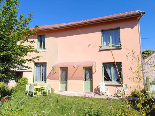 Nella foto è visibile l'oggetto Gite bien-être pour familles, amis, stages, pros situato nella città di Thuret.