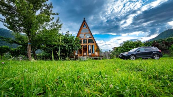 Nella foto è visibile l'oggetto A-frame mestia situato nella città di Lagami.