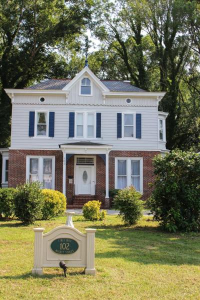 En la foto se muestra el objeto Newly Renovated Historic 6-Bedroom Manor, Where Timeless Elegance Meets Modern Luxury ubicado en la ciudad de Accomac.