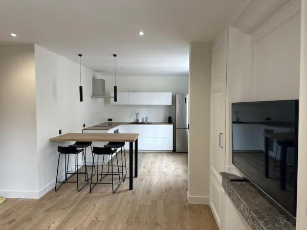 A la foto es mostra l'objecte Appartement Brignais Centre en face du pont romain situat a la ciutat de Brignais.
