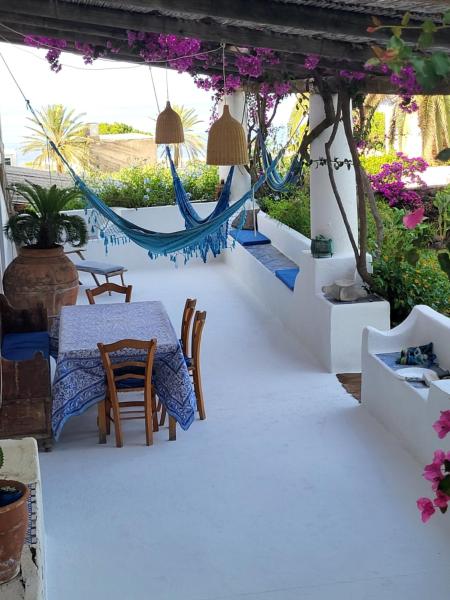 På billedet ses objektet Antica casa eoliana con terrazza vista sul faro di Strombolicchio e giardino beliggende i byen Ginostra.
