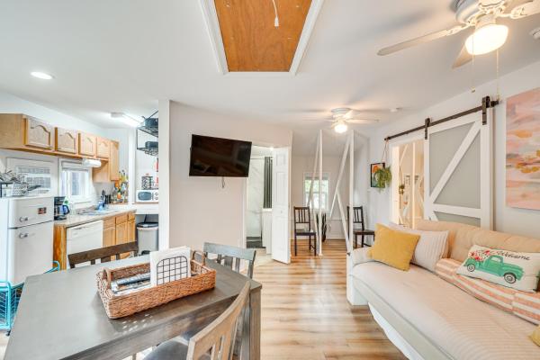 A la foto es mostra l'objecte Epic Brunswick Apartment with Deck! situat a la ciutat de Jefferson.